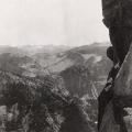 Due donne fanno acrobazie in cima alla Roccia Sporgente a Glacier Point nel Parco Nazionale di Yosemite, 1900