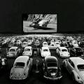 Volkswagen Beetle guardano ‘Herbie – The Love Bug’ in un teatro drive-in, c. 1960