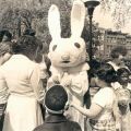 Un coniglietto di Pasqua distribuisce dolci ai bambini presso il Mount Vernon nel 1976