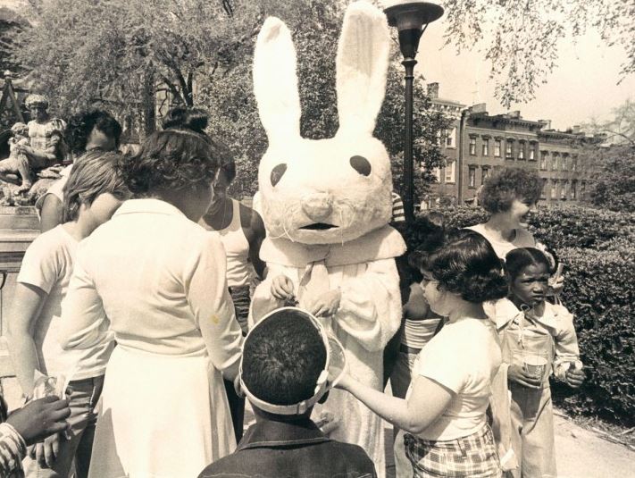 Un coniglietto di Pasqua distribuisce dolci ai bambini presso il Mount Vernon nel 1976