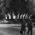 Una coppia cammina per le strade di Berlino in fiamme negli ultimi giorni della guerra, 1945