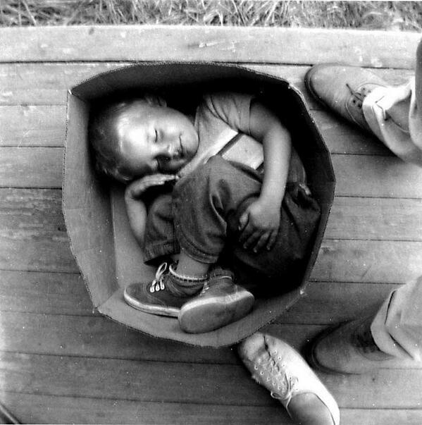 Un bambino senzatetto dorme in una scatola a Seattle - Hooverville, 1933
