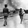 Un giornalista si lancia attraverso un ponte tra per salvare un bambino durante la Guerra Civile. 1936