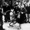 Un soldato russo cerca di rubare la bicicletta a una donna, ma lei si rifiuta. Berlino, 1945