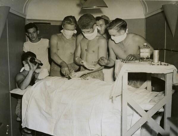 Un giovane chirurgo e i suoi assistenti eseguono un intervento chirurgico d'urgenza su un soldato ferito. 1944