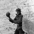 Una guardia della Germania dell’Est lancia una palla sopra il muro di Berlino. Foto di i Paul Schutzer, 1962