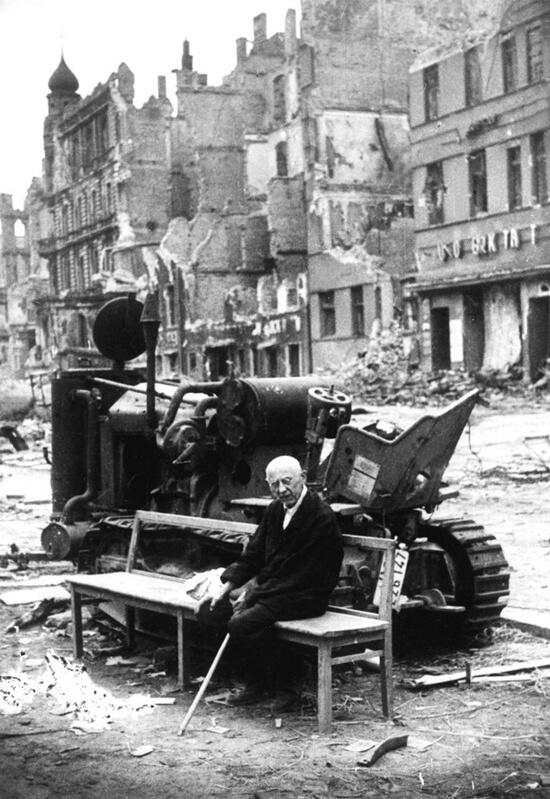 Un uomo anziano seduto tra le rovine dopo la battaglia di Berlino, Maggio 1945