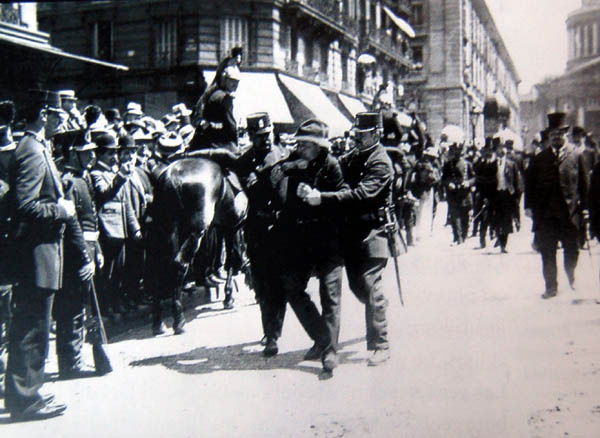 Arresto in seguito ad una manifestazione del 1 maggio 1907
