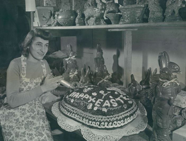 Bebbe George decora un uovo di Pasqua di 75 chili nel 1948
