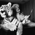 Betty White con una tigre