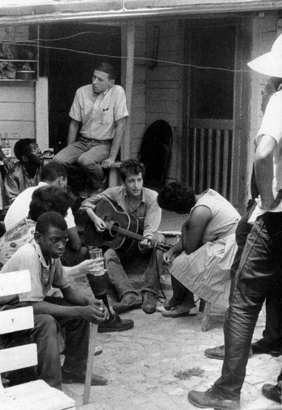 Bob Dylan nel cortile dell'Ufficio SNCC, Greenwood, Mississippi, 1963. Foto di Danny Lyon