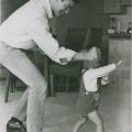 Bruce Lee gioca con suo figlio Brandon, 1966