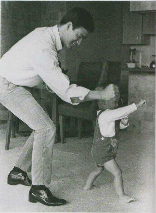 Bruce Lee gioca con suo figlio Brandon, 1966
