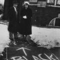 Chicago, 1957 – una coppia di colore che si trasferisce in un quartiere tutto bianco che guarda le scritte razziste di fronte a casa