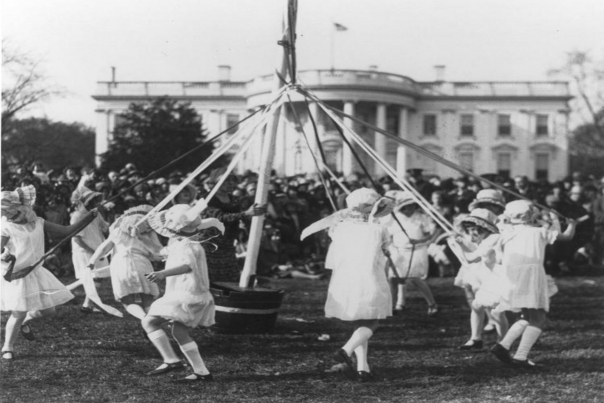 Bambini ballano attorno al palo di maggio a un Rotolamento di uova di Pasqua nel 1920. L'evento è stato cancellato dal 1917-1920, durante la prima guerra mondiale