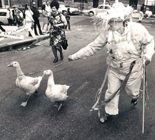 Dorothy Reynolds sfila con le sue oche, Elvis e Kathy, durante una parata di Pasqua su Charles Street nel 1974