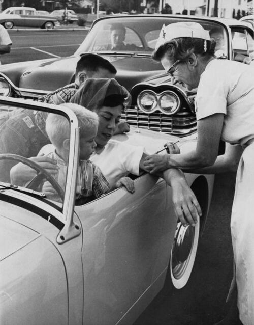 Una clinica Drive-in per il vaccino della Polio, Los Angeles, 1960