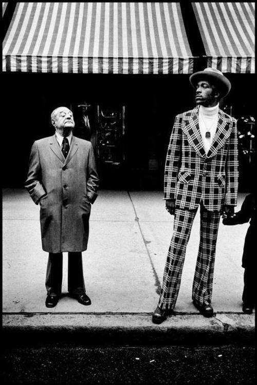 Fifth Avenue, NYC, 1975. Fotografia diBruce Gilden