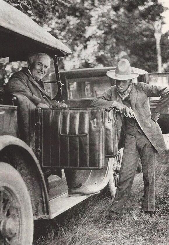 Henry Ford, vestito da cowboy, con Thomas Edison. 1923
