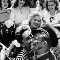 John Farnsworth coperto di baci da pin-up e attrici famose 1944