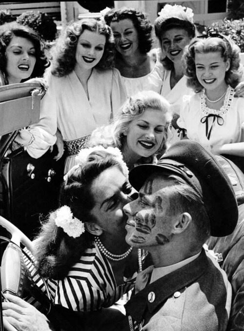 John Farnsworth coperto di baci da pin-up e attrici famose 1944