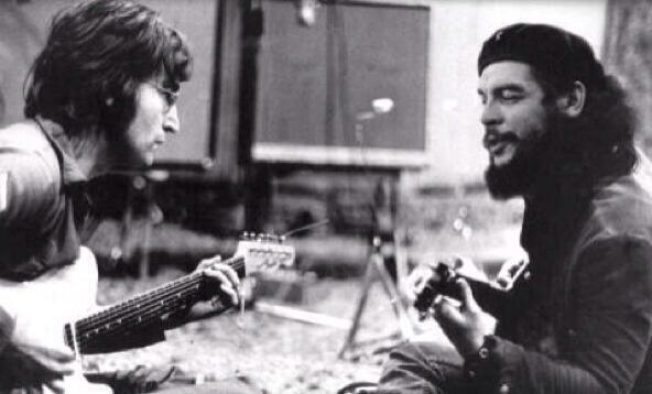 John Lennon e Che Guevara suonano le loro chitarre