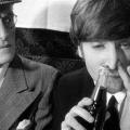 John Lennon fa il gesto di sniffare la Coca cola
