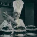 Joseph Vallegant farcisce dolci pasquali presso l’Hotel Belvedere nel 1952