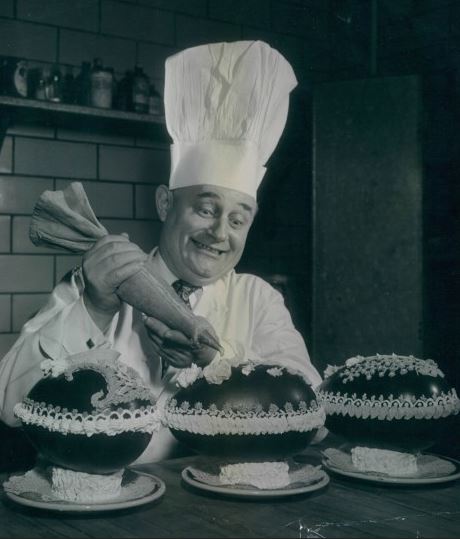 Joseph Vallegant farcisce dolci pasquali presso l'Hotel Belvedere nel 1952