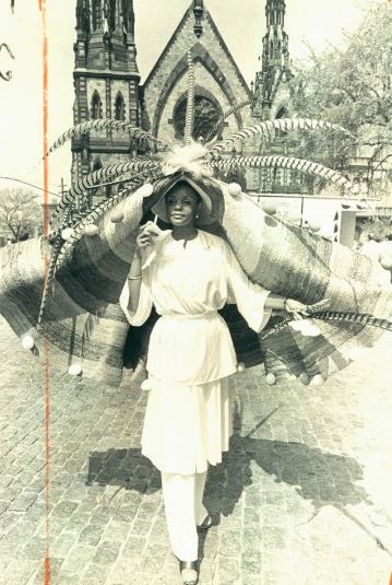 Louise Johnson mostra il suo cappello di Pasqua nel corso di una caccia alle uova di Pasqua a Mount Vernon posto nel 1976
