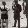 Uomo multato in spiaggia multato per non aver indosso vestiti decenti. Paesi Bassi, 1931