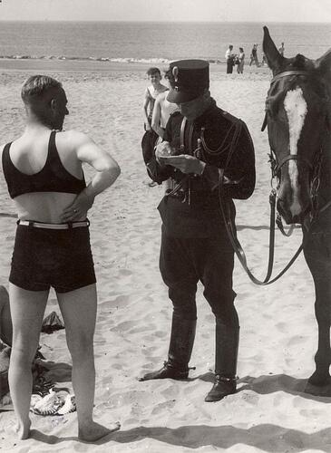 Uomo multato in spiaggia multato per non aver indosso vestiti decenti. Paesi Bassi, 1931
