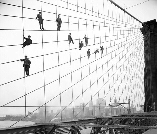 Pittori sui cavi del ponte di Brooklyn, 7 ottobre 1914. Fotografia di Eugene de Salignac