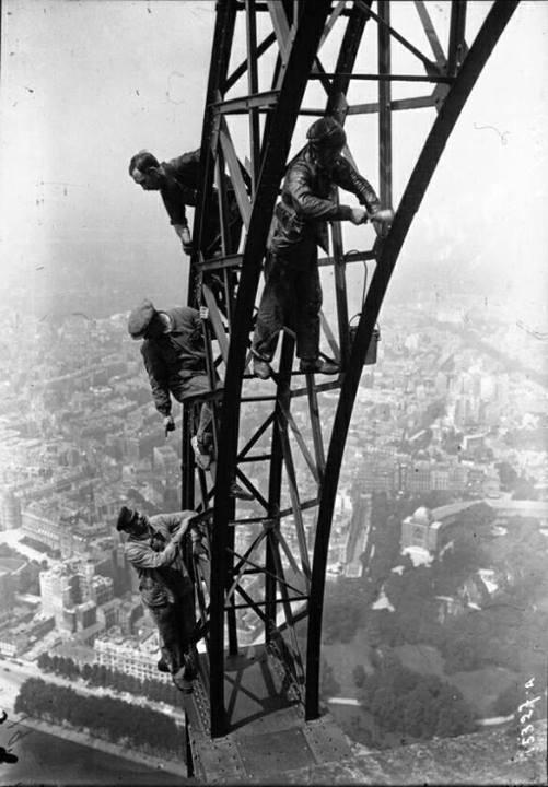 Lavoratori che dipingono a mano la Torre Eiffel