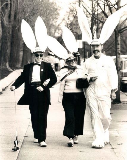 Rose Lubowicki (al centro), Phil Cooper (a destra) e un amico a piedi lungo Charles Street, vicino Wyman Parco nel 1985