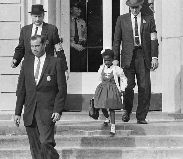 Ruby Bridges, primo afro-americano a frequentare una scuola elementare bianca nel sud. 14 nov 1960