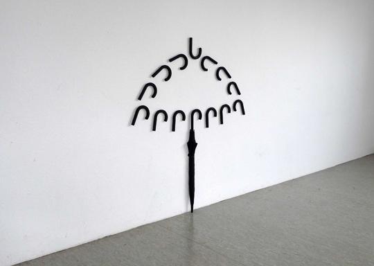 Installazione dell'artista turco Sakir Gökcebag