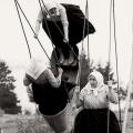 Nonne in altalena in Slovakia, 1966. Foto di Jirí Jíru