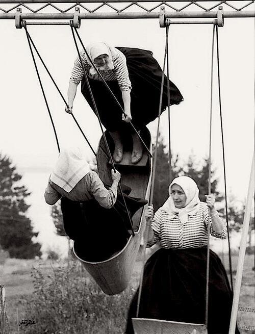 Nonne in altalena in Slovakia, 1966. Foto di Jirí Jíru