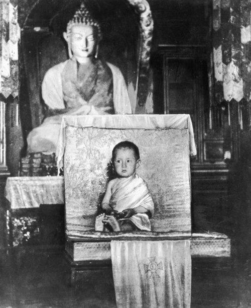 Il Dalai Lama all'età di 2 anni