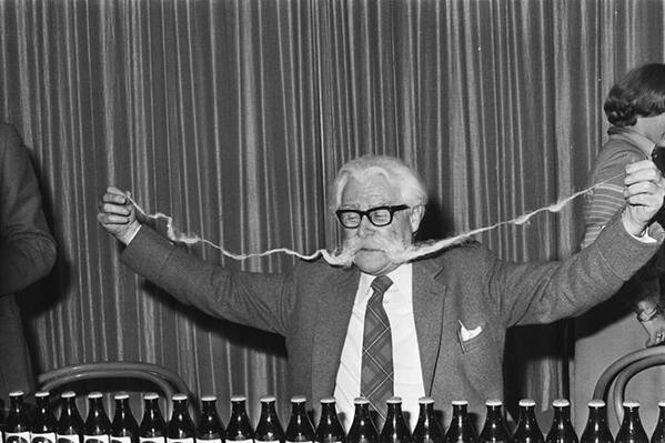 L'uomo coi baffi più lunghi del mondo nel 1977, 157 cm