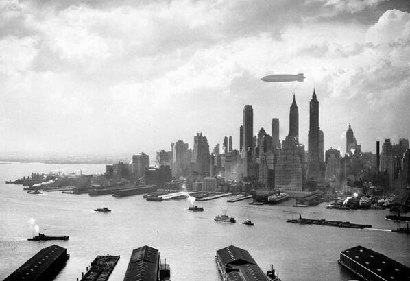 L'Hindenburg sopra Manhattan il 6 maggio 1937, ore prima del famoso disastro