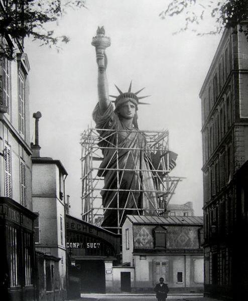 La Statua della Libertà a Parigi 1886, prima che fosse smontata e imballata per il suo viaggio a New York