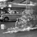 Thich Quang Duc, un monaco buddista, si dà fuoco per protestare contro le persecuzioni religiose. Saigon, 1963