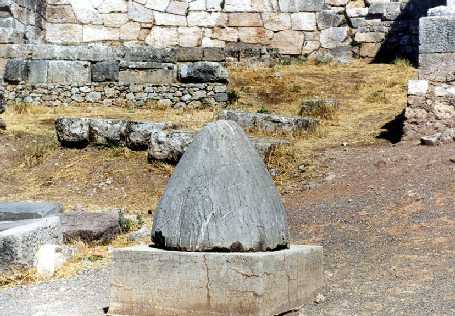 L'Omphalos esposto alle rovine di Delfi. A quanto pare sarebbe una copia antica di quello che veniva ritenuto l'originale.