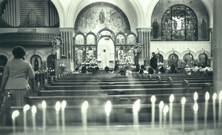 Credenti aspettano la messa di Pasqua in una cattedrale ortodossa greca nel 1980