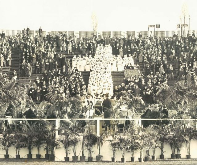 Credenti celebrano la messa di Pasqua al Municipal Stadium nel 1939