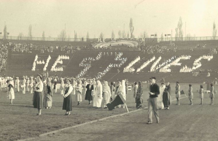 Credenti celebrano la messa di Pasqua al Municipal Stadium nel 1939