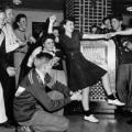 Teenager che danzano intorno a un jukebox, 1950
