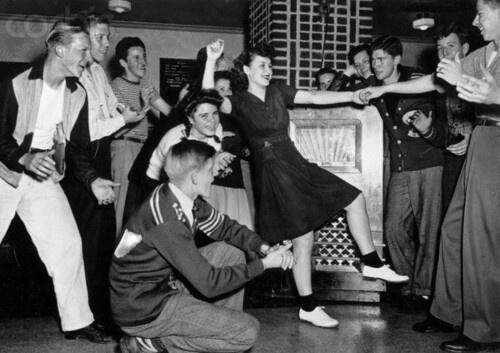 Teenager che danzano intorno a un jukebox, 1950